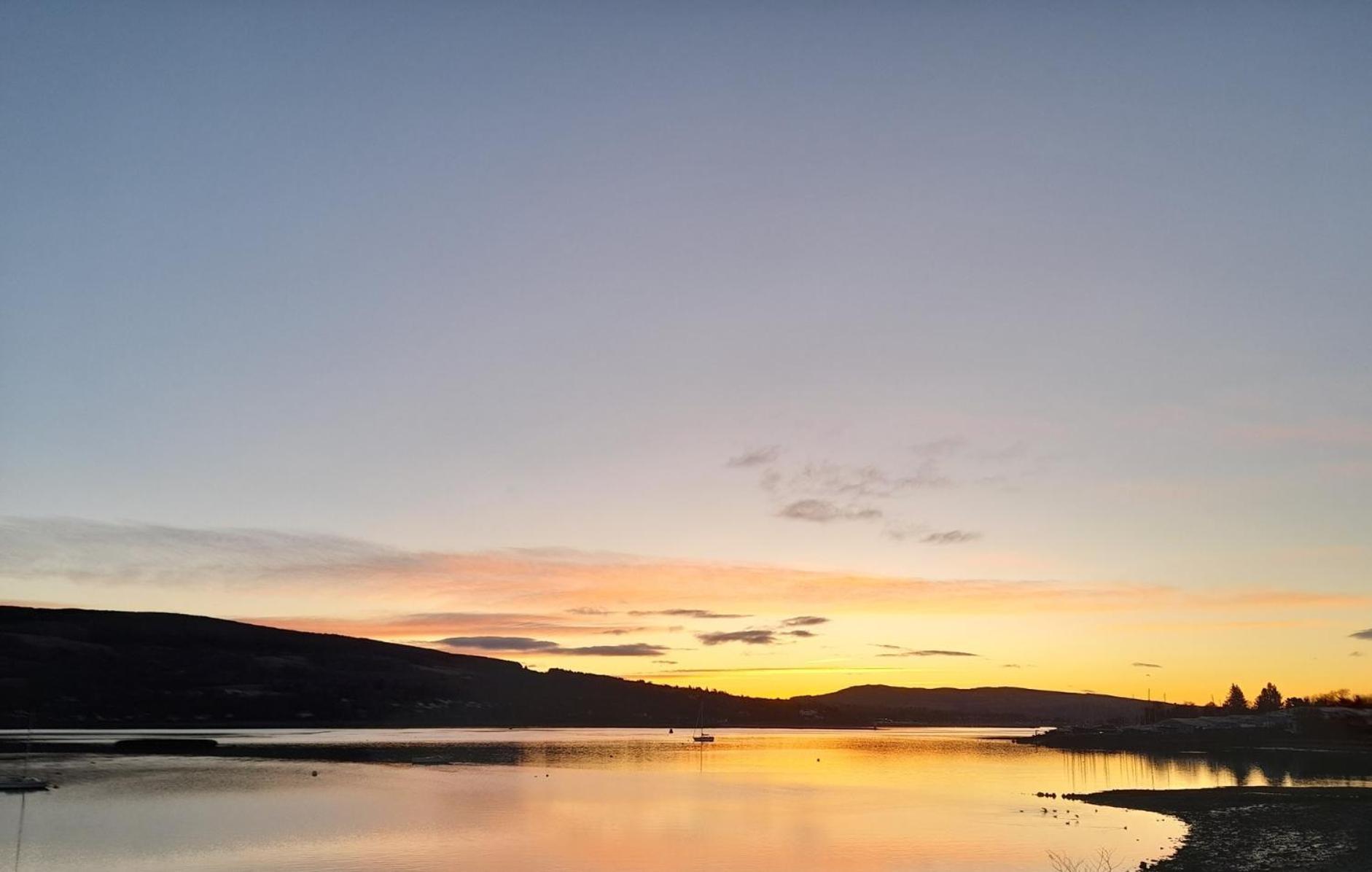Cosy Lochside Cottage With Mountain And Sea Views Clynder Esterno foto